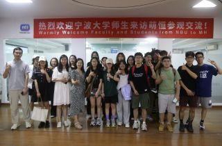 校(xiào)企合作(zuò) 共赢未來(lái) | 甯波大(dà)學師(shī)生(shēng)來(lái)訪國(guó)貿參觀交流
