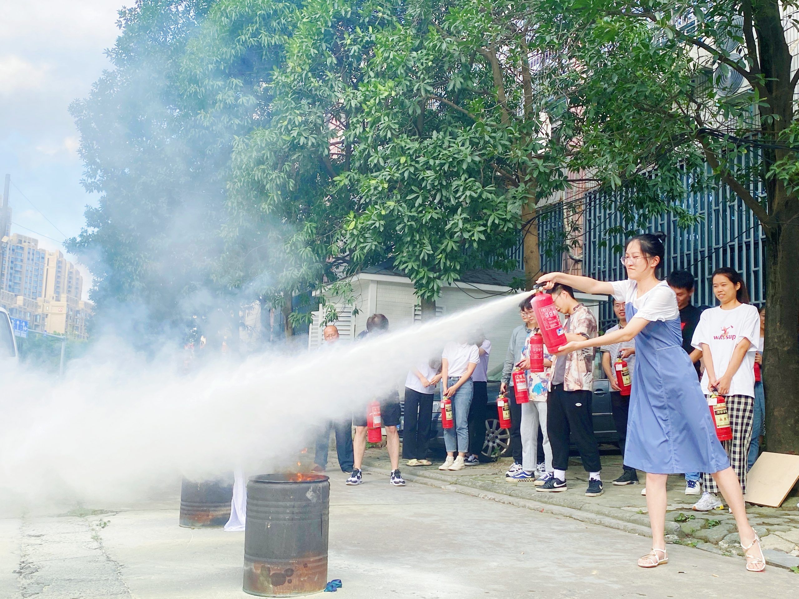 人(rén)人(rén)都(dōu)會(huì)“用(yòng)”，防患于未“燃”|滅火(huǒ)器(qì)實操演練