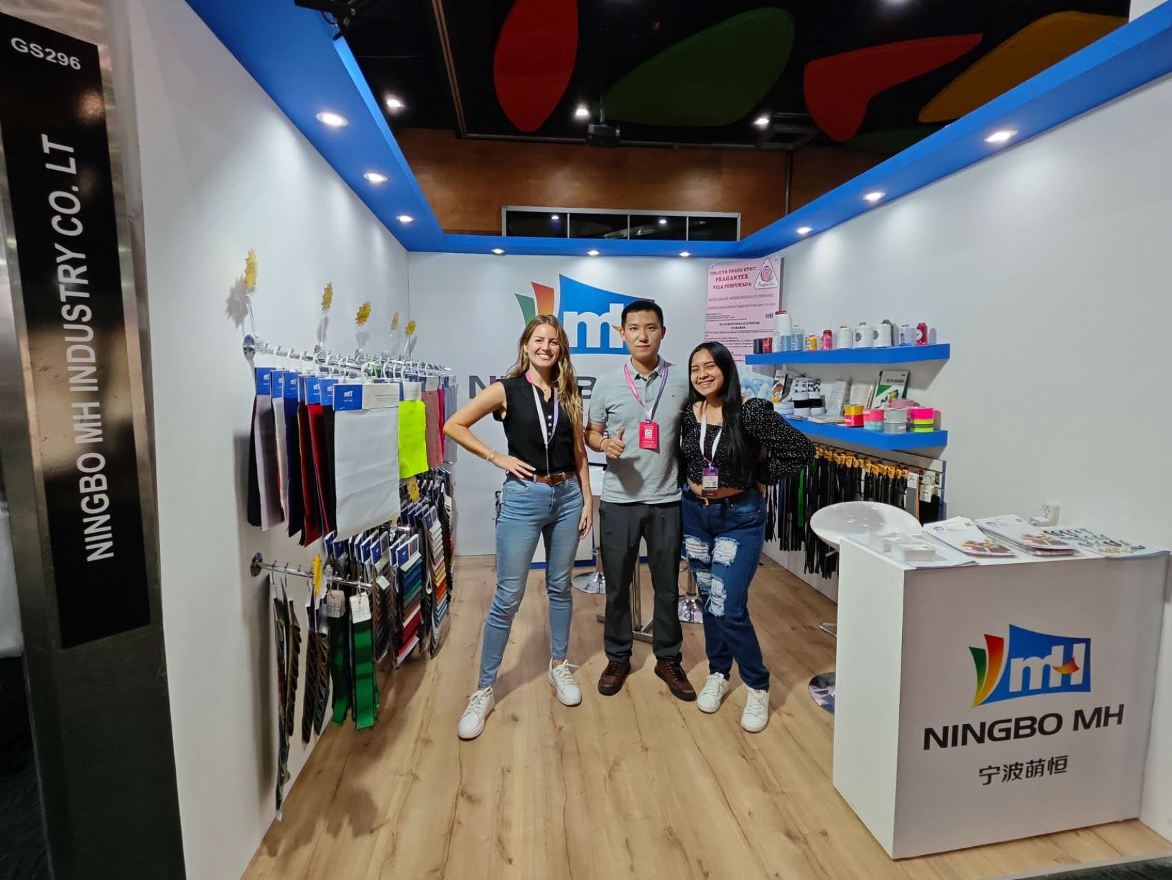 高(gāo)舉新年(nián)出海(hǎi)拓市(shì)第一(yī)棒 | 萌恒參加2024哥(gē)倫比亞紡織面料服裝展